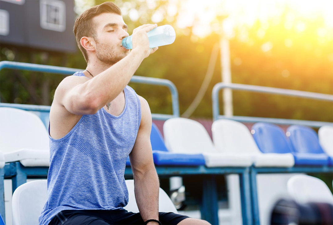 Организм после 25 лет. Спортсмен пьет воду. Человек пьет воду спорт. Парень пьет воду. Спортсмен пьющий воду.